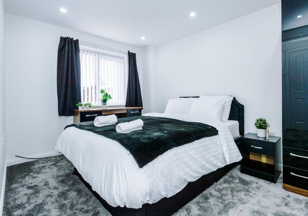 Luxury 3 Bedroom House Close To Manchester Center — Photos 1